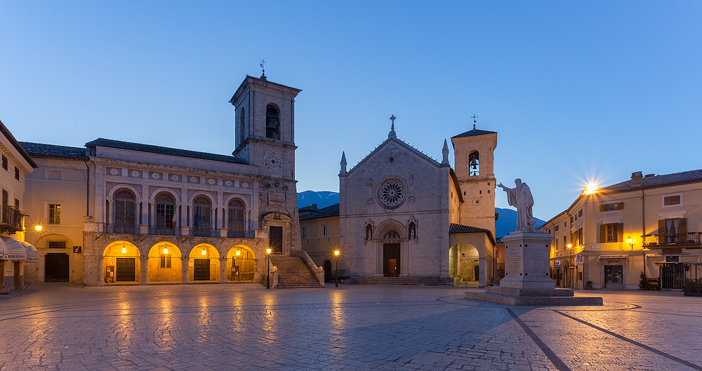 Il municipio, la basilica e la statua di San Benedetto al centro della piazza di Norcia