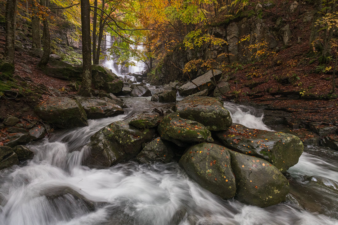 Le cascate del torrente Dardagna in autunno, nel Parco Regionale del Corno alle Scale, sull'appennino emiliano