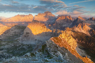 Alba dalla cima del Piz Galin, con vista spettacolare sulle Dolomiti di Brenta