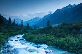 Il torrente Chiese scorre nella meravigliosa Val di Fumo al crepuscolo, nel Parco Naturale Adamello-Brenta