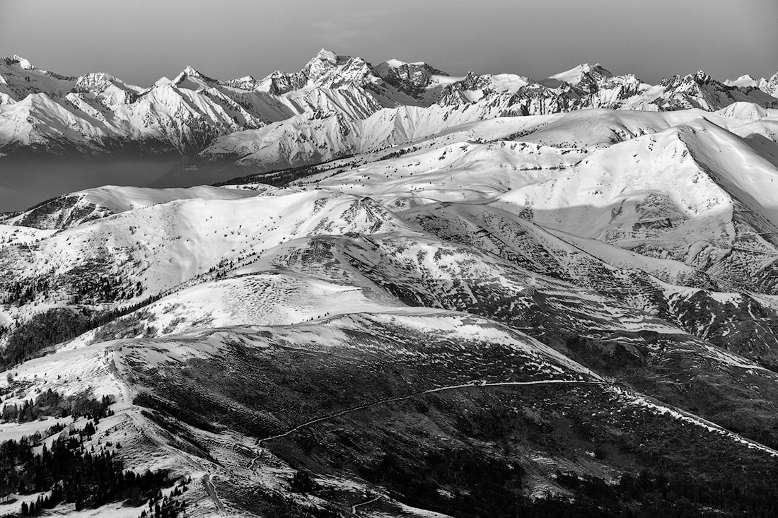 Panorama invernale dalla cima del Redentore, sul Monte Gugliemo in direzione nord, verso Montecampione e la catena del gruppo dell'Adamello