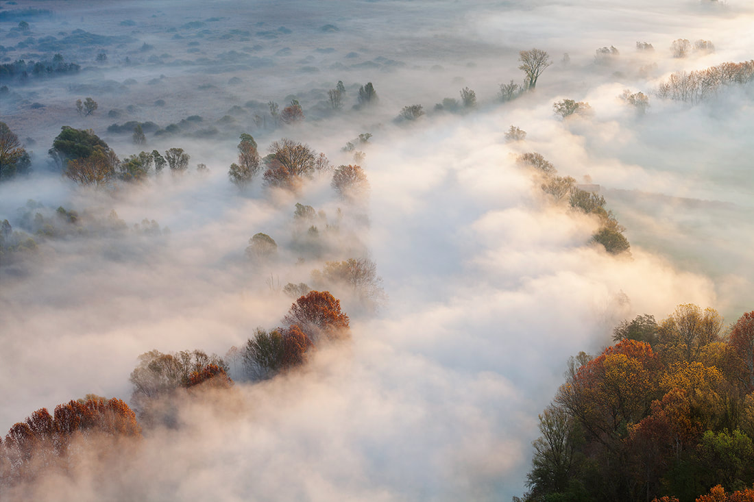 La coperta di nebbia avvolge le anse del fiume Adda in una mattina d'autunno, presso il santuario della Rocchetta di Airuno