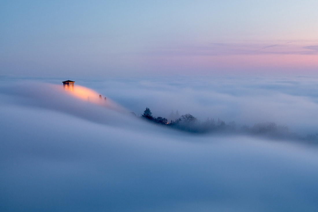 Il Santuario della Madonna della Stella di Gussago, in Franciacorta, esce dalla nebbia 